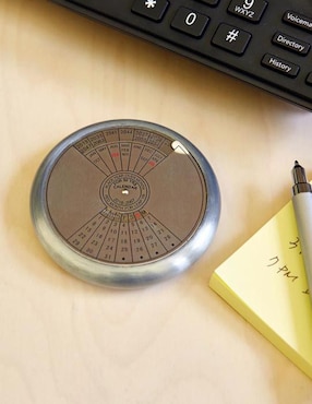 Pisapapel con diseño de calendario 50 años Kikkerland
