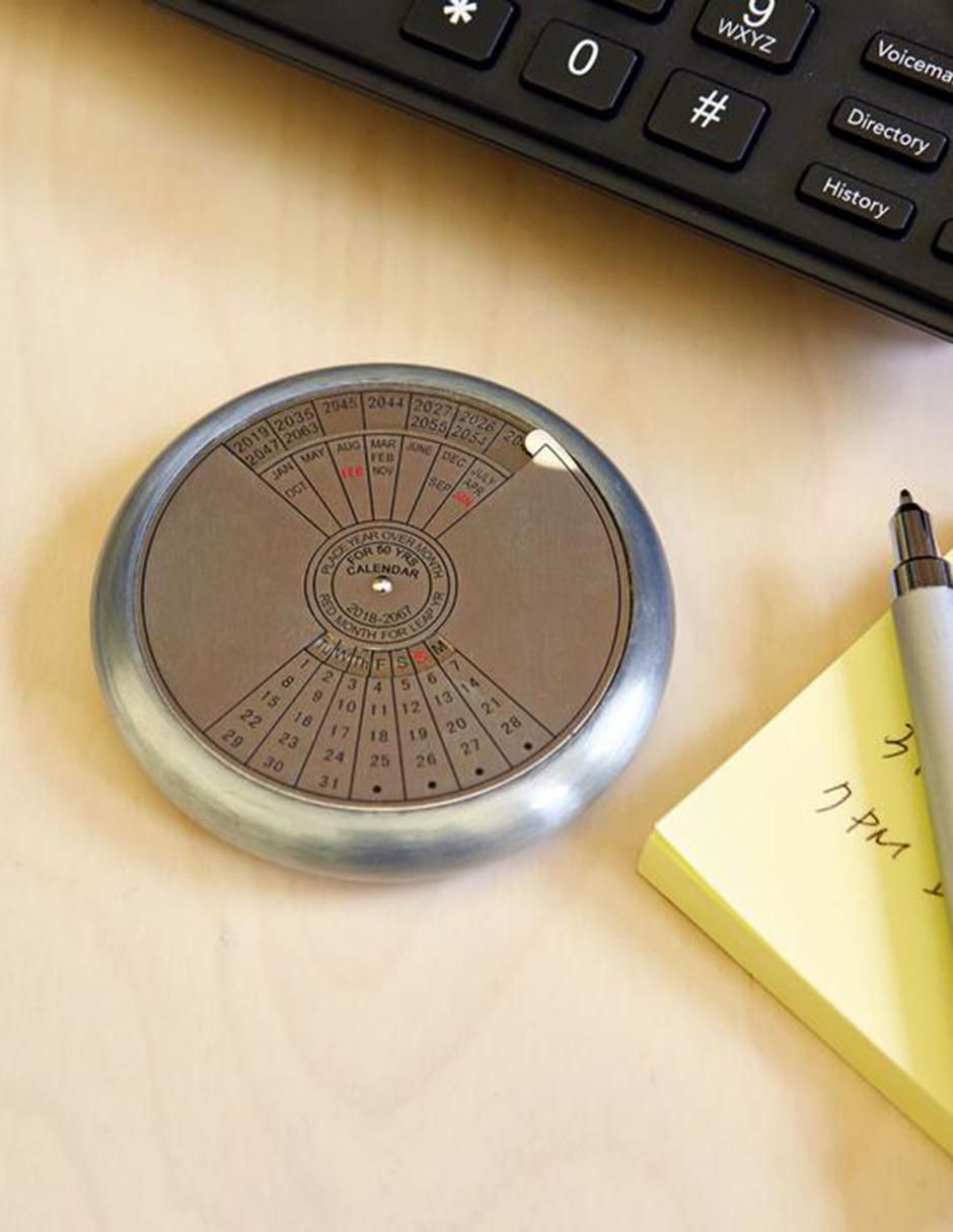Pisapapel con diseño de calendario 50 años 2